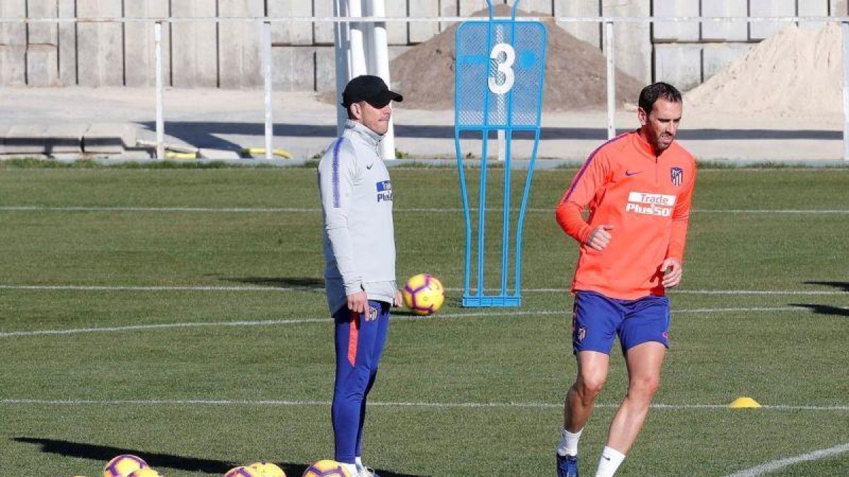 Diego Godín (d) durante un entrenamiento del Atlético de Madrid.-EFE