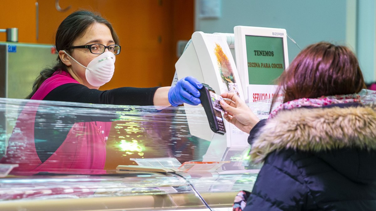 Los comercios de alimentación tienen más público que otras tiendas. / RAÚL G. OCHOA