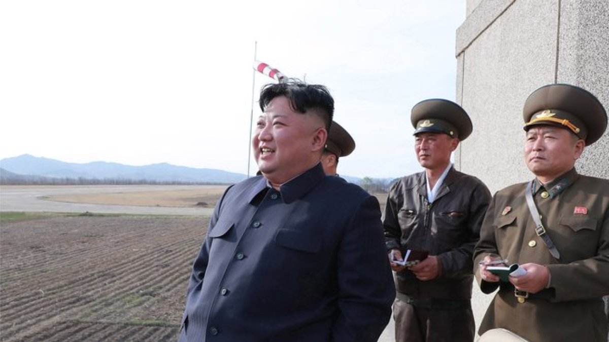 El líder de Corea de Norte, Kim Jong-un, supervisa un ejercicio militar.-KCNA/EPA