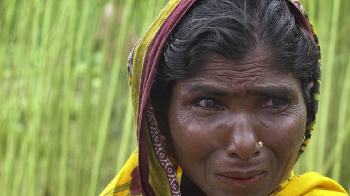Una mujer bangladesí, emocionada tras saber del histórico acuerdo entre la Índia y Bangladés.-Foto: AP / ZAKIR HOSSAIN CHOWDHURY