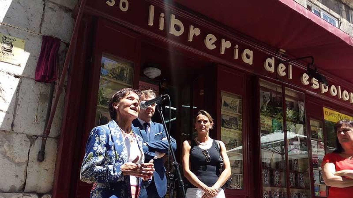 Pilar Canales se dirige al público frente al centenario establecimiento después del descubrimiento de la placa conmemorativa (izquierda).-