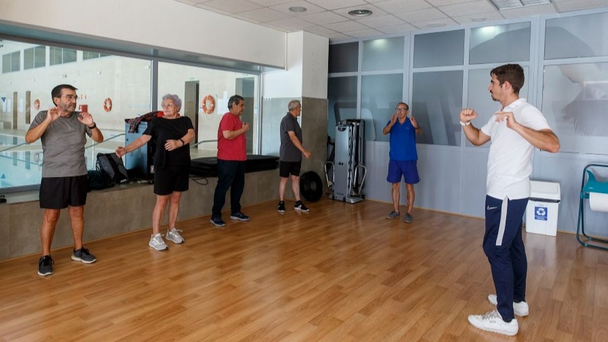 Usuarios de la Asociación Burgalesa del Corazón (Abucor) en el Centro Deportivo Talamillo. SANTI OTERO