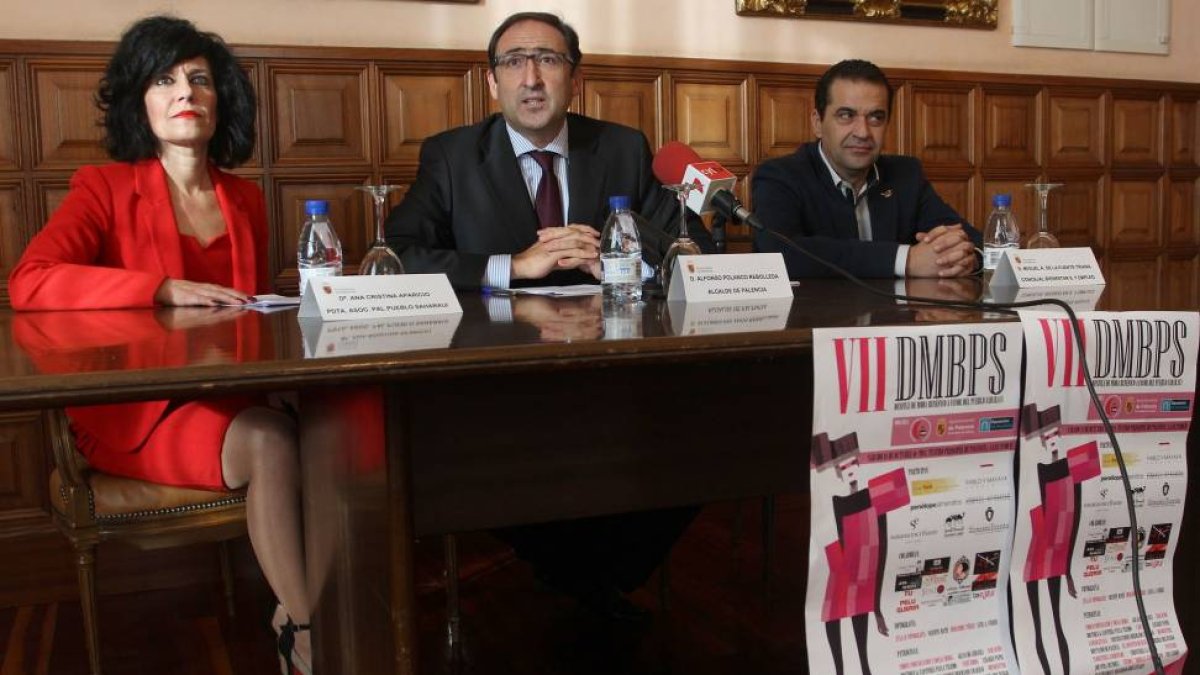 El alcalde de Palencia, Alfonso Polanco(C), el concejal de Bienestar social, Miiguel Ángel de la Fuente (D) y la presidenta de la Asociación Palentina con el Pueblo Saharaui, Ana Cristina Aparicio (I), presentan el VII Desfile de Moda Benéfico-Ical