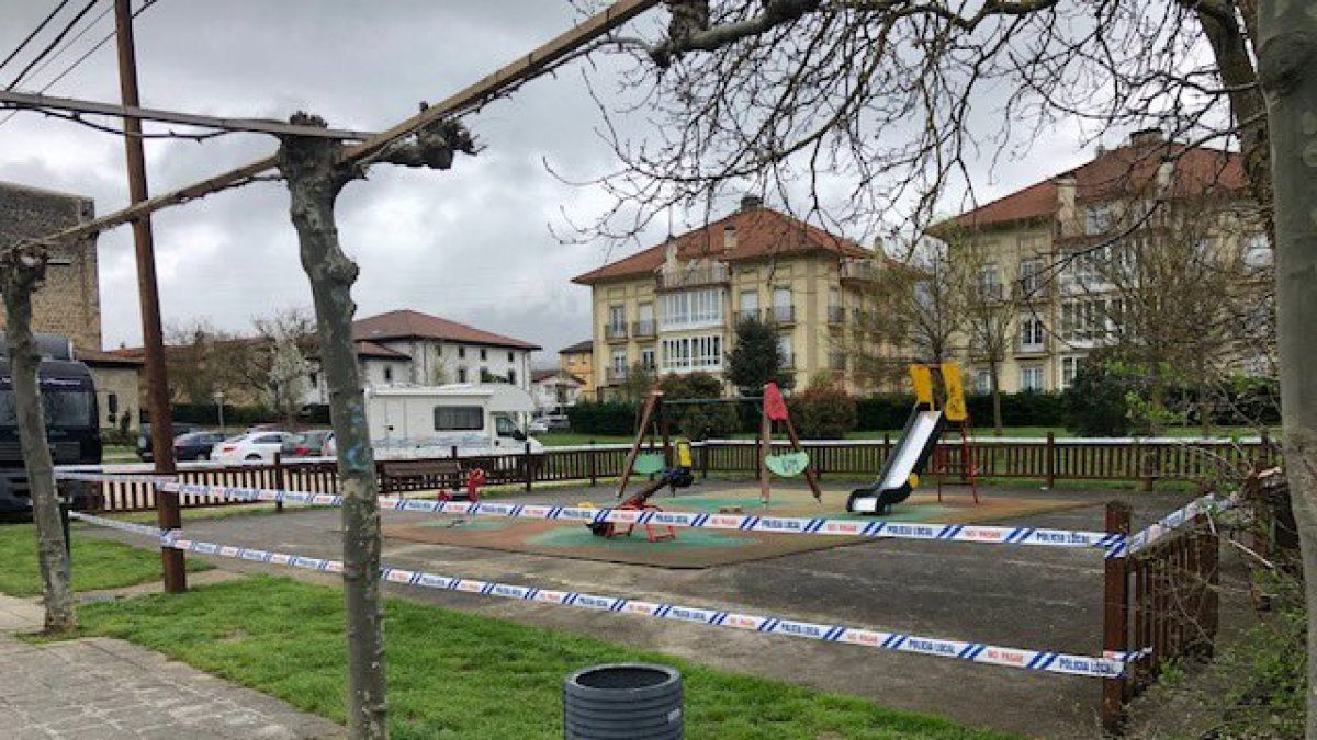 Villasana de Mena ha precintado sus parques y recuerda que existen multas para quienes rompan el aislamiento. AYTO VILLASANA