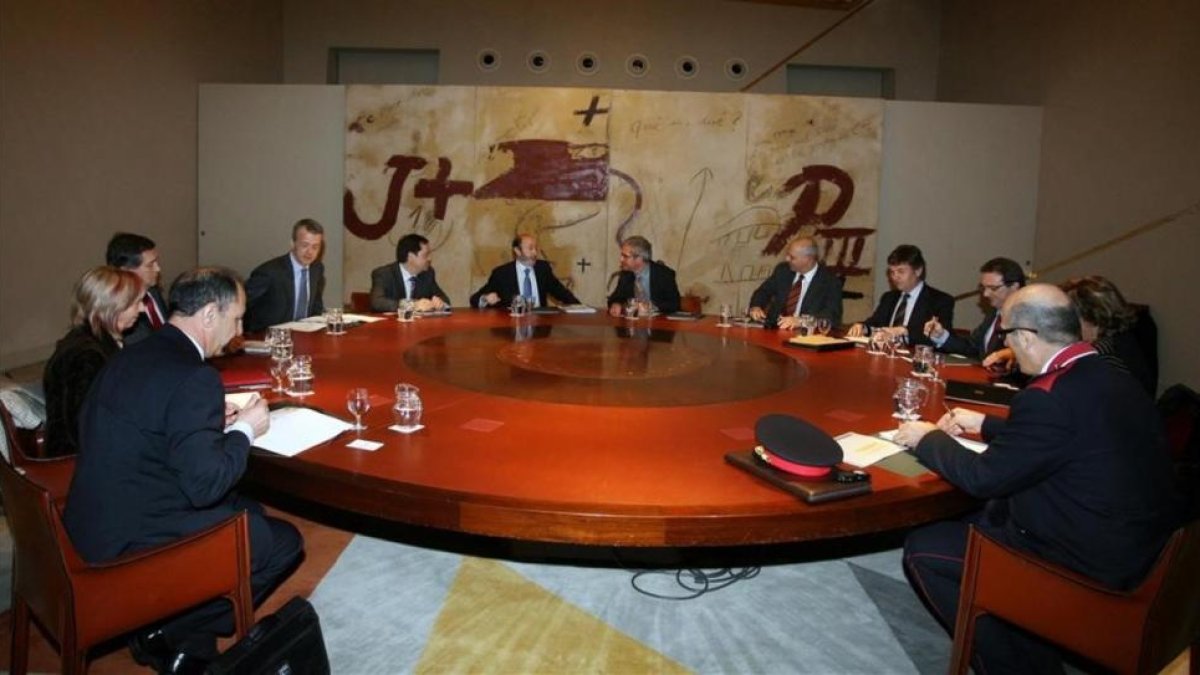 El ministro del Interior, Alfredo Pérez Rubalcaba, y su homólogo catalán, Joan saura, en la última reunión de la Junta de Seguridad de Cataluña, que se celebró el 3 de marzo del 2009.-RUBEN MORENO
