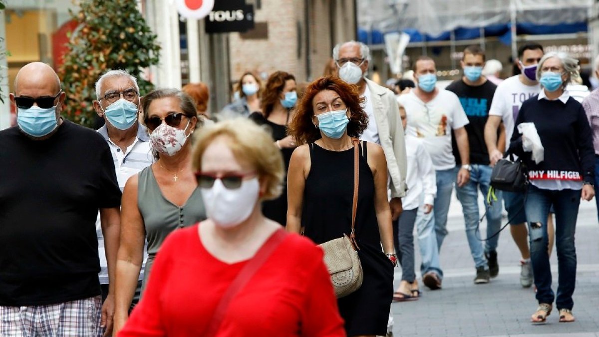 Gente con mascarillas camina por las calles de Valladolid. -JUAN MIGUEL LOSTAU.