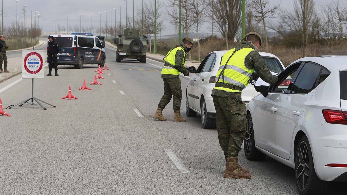 Control del Ejército y la Policía Nacional en la salida de la ciudad hacia Santander. FOTOS: RAÚL OCHOA