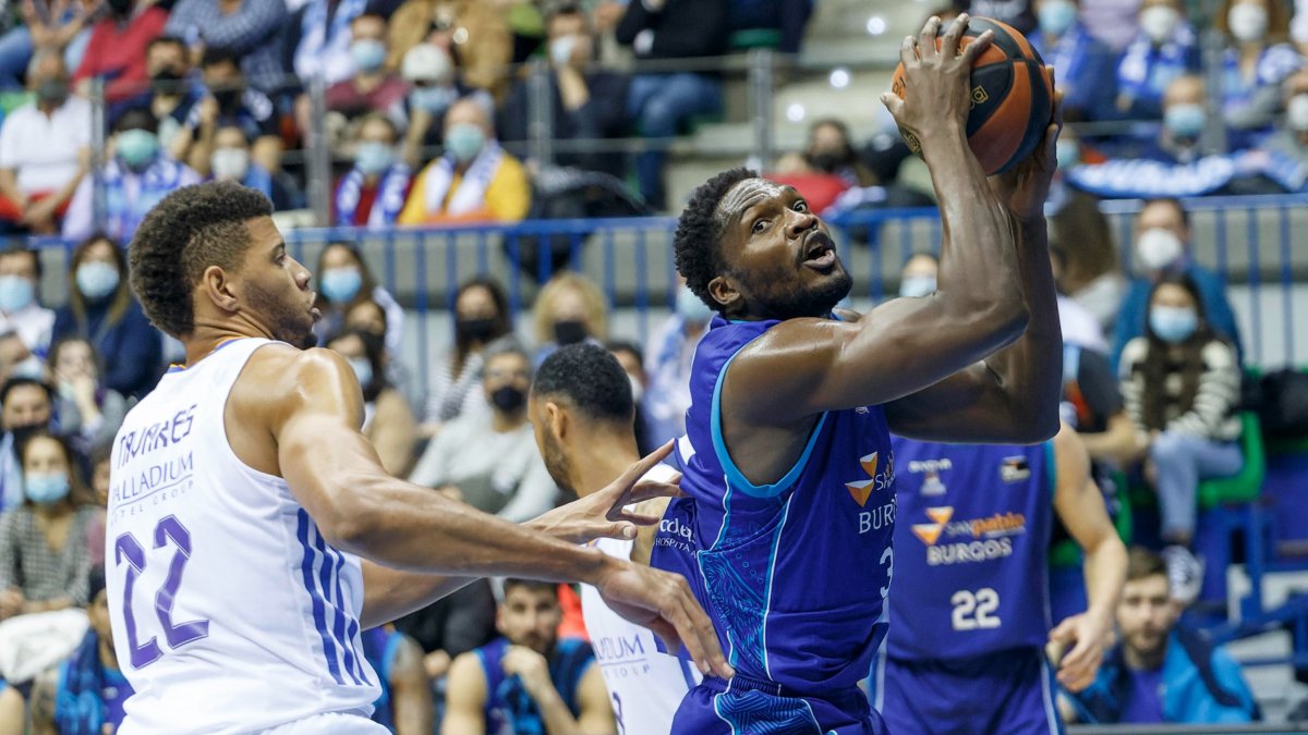 Nnoko intenta superar a Tavares en la pintura. SANTI OTERO