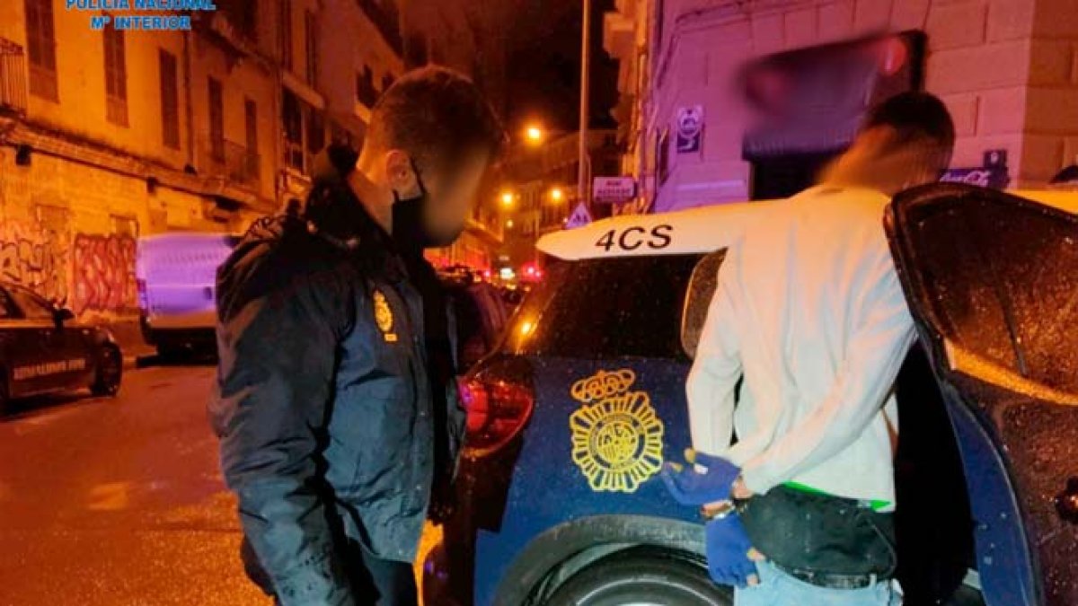 Imagen de archivo de la Policía Nacional deteniendo a un joven. POLICÍA NACIONAL