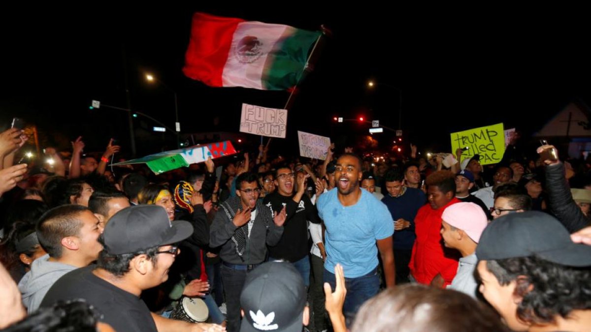 Manifestantes anti-Trump, anoche, en las calles de Costa Mesa.-REUTERS / MIKE BLAKE