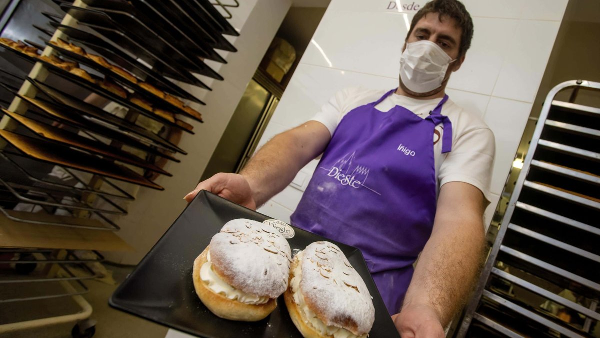 Un pastelero de pastelería Dieste prepara el dulce burgalés por excelencia. FOTOS: © ECB / SANTI OTERO