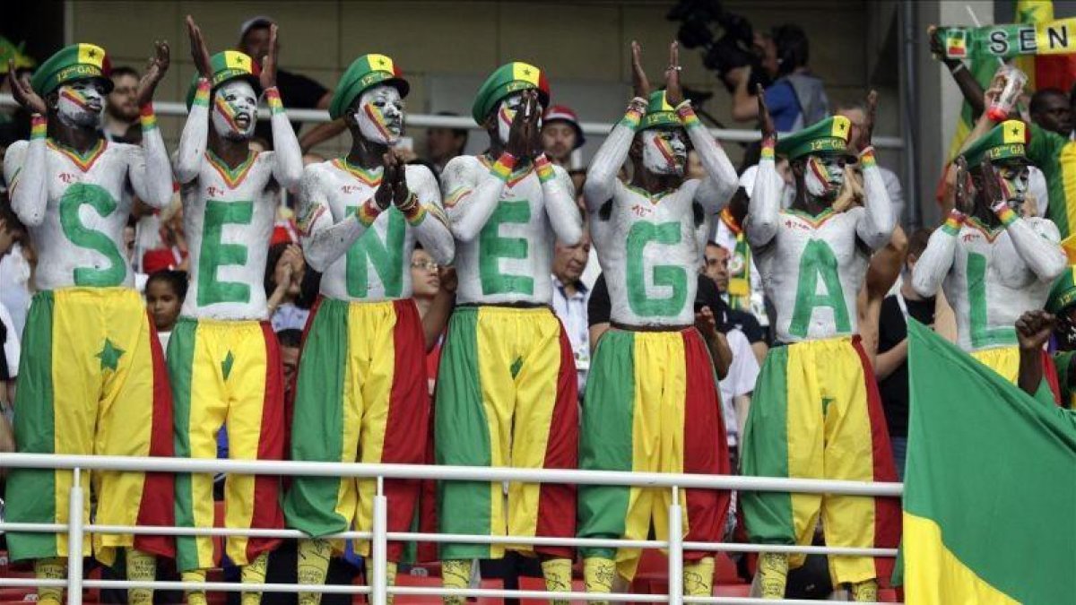 Aficionados senegaleses durante el partido de su selección ante Polonia.-ANDREW MEDICHINI