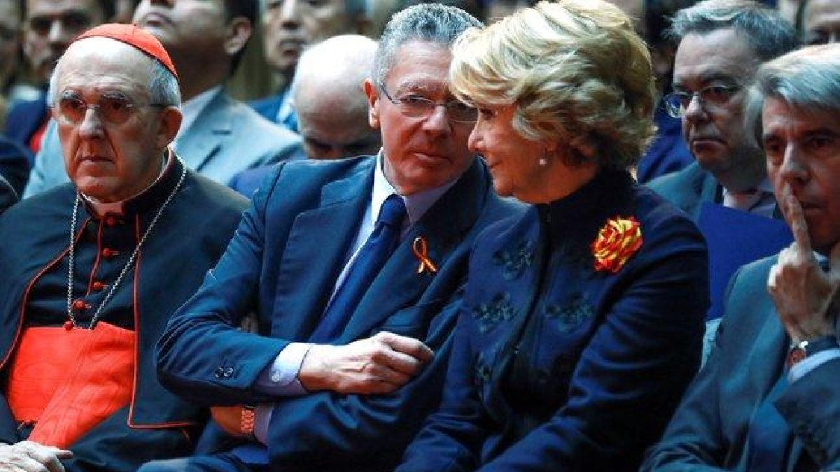 Los expresidentes de la Comunidad de Madrid, Alberto Ruíz Gallardón (segundo por la izquierda) y Esperanza Aguirre (derecha).-DAVID FERNÁNDEZ (EFE)