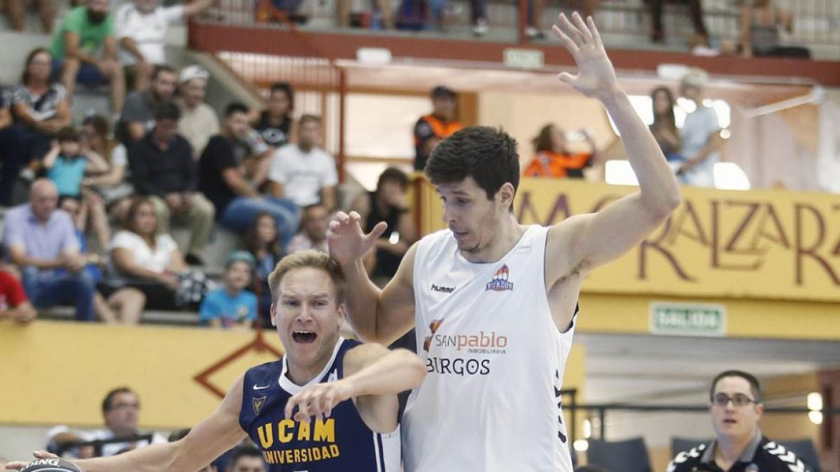Goran Huskic intenta frenar una penetración del hombre más destacado del partido, Brad Oleson-ACB.com