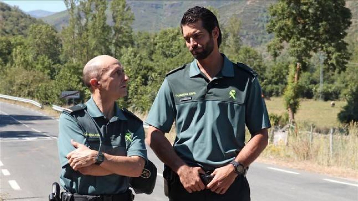 Pepe Viyuela y Rubén Cortada, en una imagen de la serie de TVE 'Olmos y Robles'.-Foto: RTVE