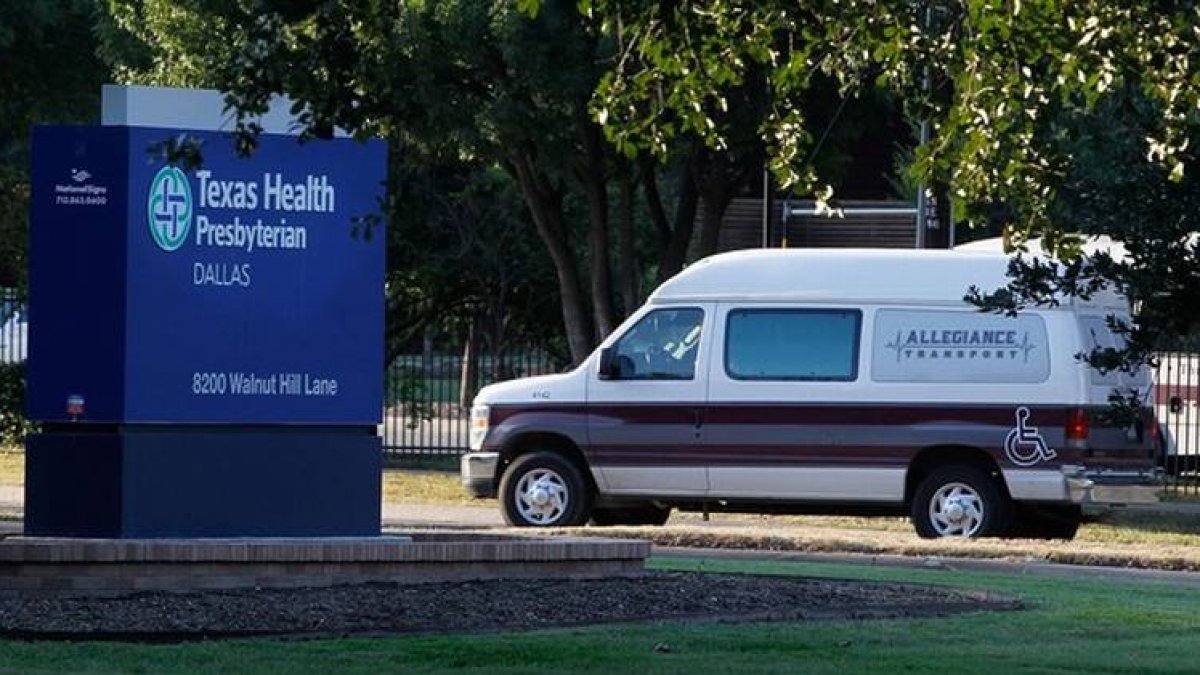 Una ambulancia llega al hospital de Dallas en el que está ingresado el paciente con ébola, este martes.-Foto: AFP / MIKE STONE