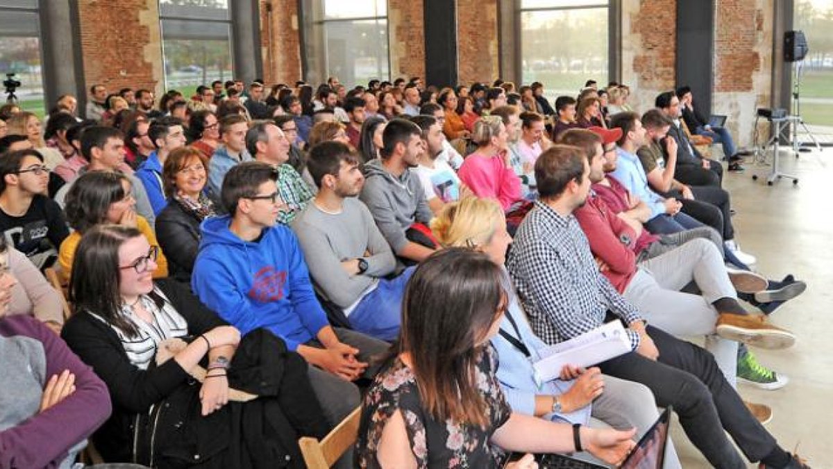 La Estación acogió el III Encuentro de Jóvenes Emprendedores, en la imagen, Aitor Francesena se dirige a los asistentes.-ISRAEL L. MURILLO