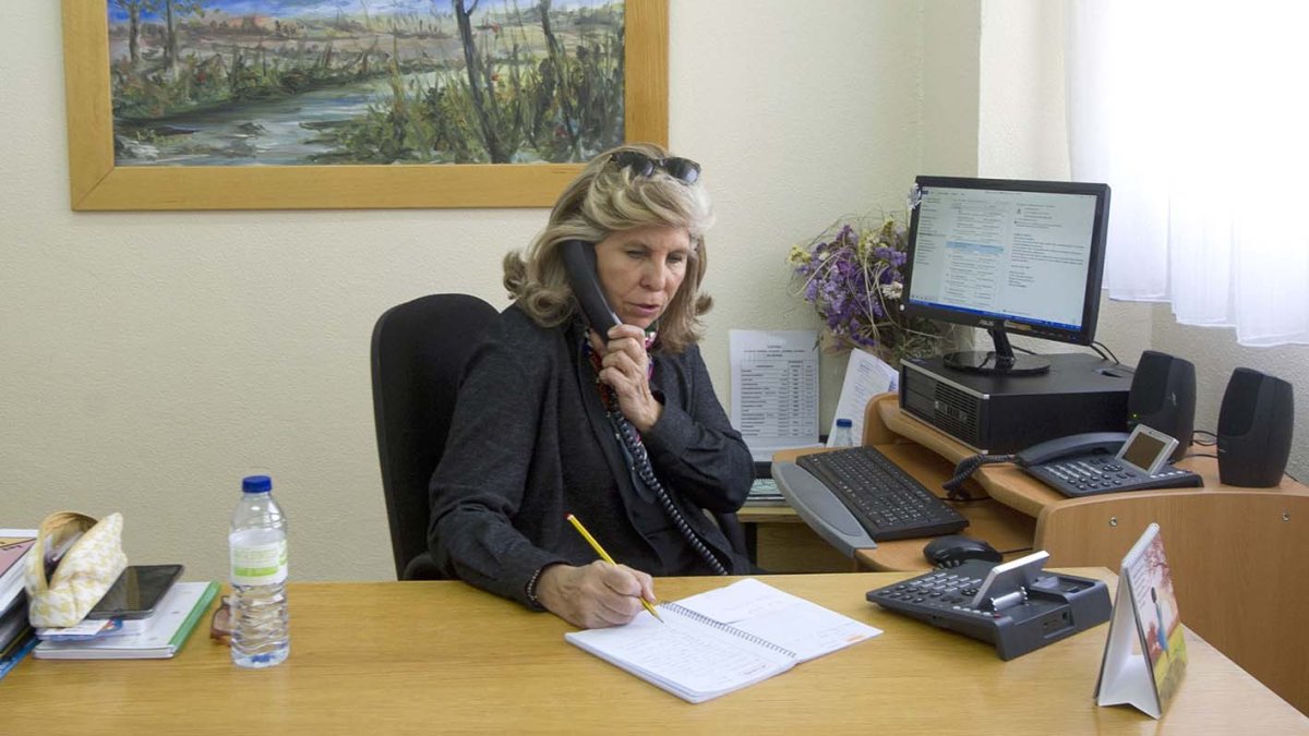 La directora del Fernando de Rojas, Ana María Martínez, mantiene la comunicación con su equipo de manera virtual y por teléfono. ISRAEL L. MURILLO