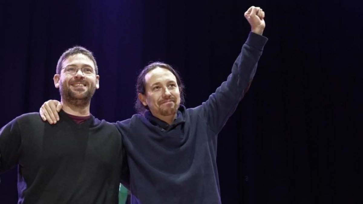 Pablo Iglesias aplaude a Albano Dante Fachin en un acto el pasado febrero en Sant Feliu de Llobregat.-ELISENDA PONS