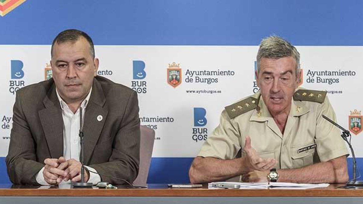 José Antonio Antón y el coronel Martínez Lagos, durante la presentación del espectáculo.-SANTI OTERO