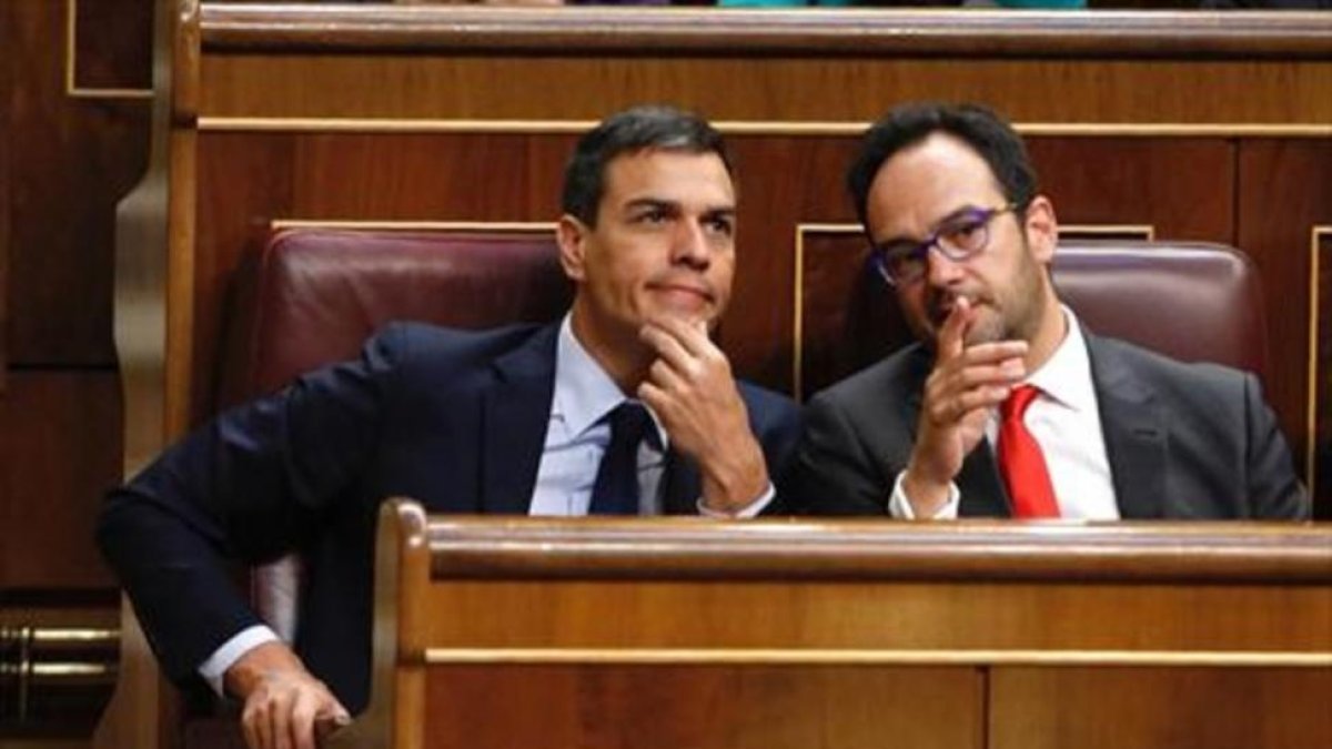 El líder del PSOE, Pedro Sánchez, y el portavoz del grupo parlamentario, Antonio Hernando, en el Congreso.-JUAN MANUEL PRATS