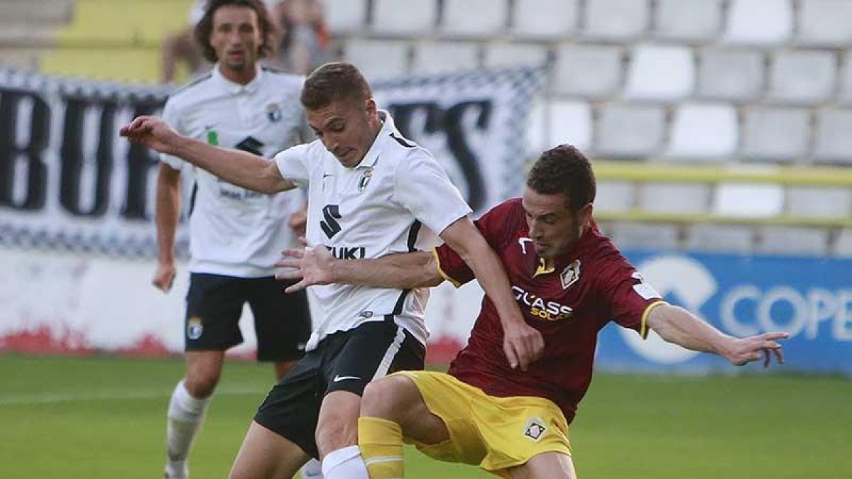 Fito Miranda pugna por el balón junto a un futbolista del Caudal de Mieres.-RAÚL G. OCHOA
