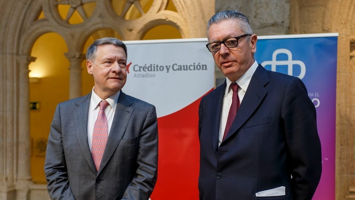 Jordi Sevilla y Alberto Ruiz-Gallardón, en Burgos. SANTI OTERO