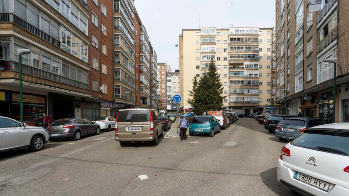 El proyecto para la plaza Lavaderos contempla eliminar la isleta central de la plaza Lavaderos que se ve en esta imagen. SANTI OTERO