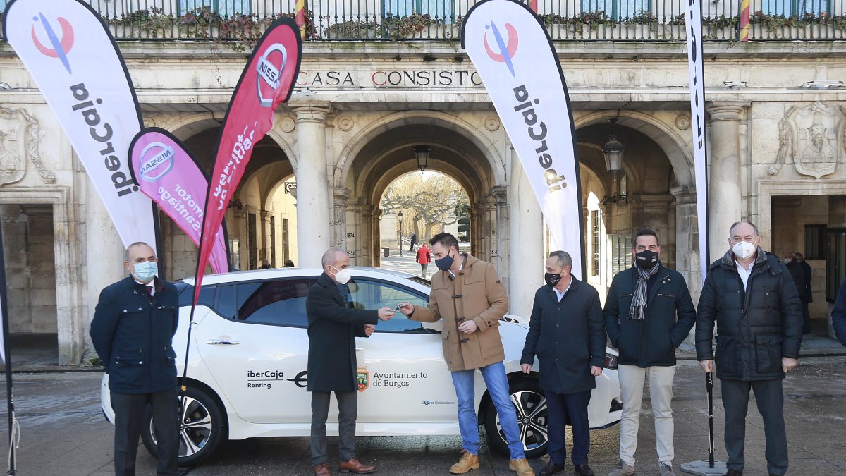 Ibercaja cede un coche eléctrico Nissan Leaf al Ayuntamiento. RAÚL G. OCHOA