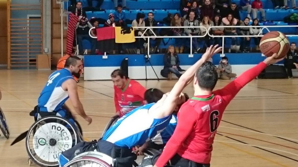 Lance del partido disputado ayer en Vitoria.-ECB