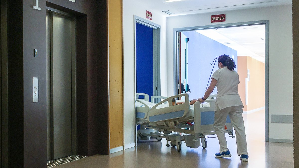 Un paciente es conducido en la cama por los pasillos del HUBU. RAÚL G. OCHOA