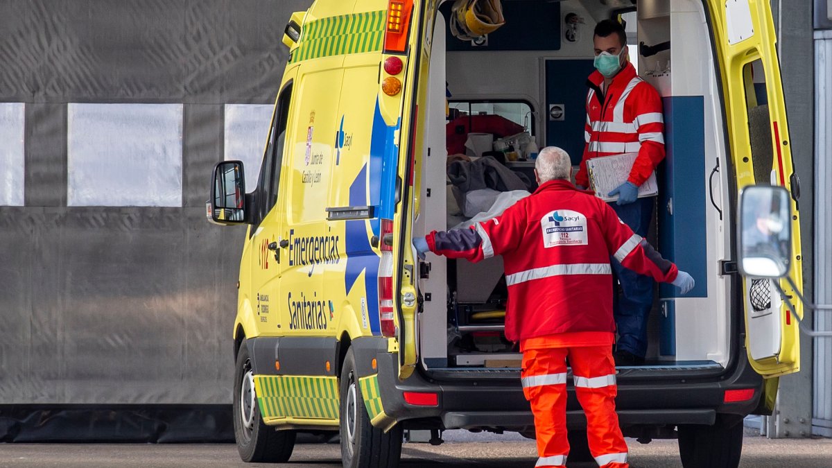 Imagen de una ambulancia en Urgencias del HUBU. Santi Otero
