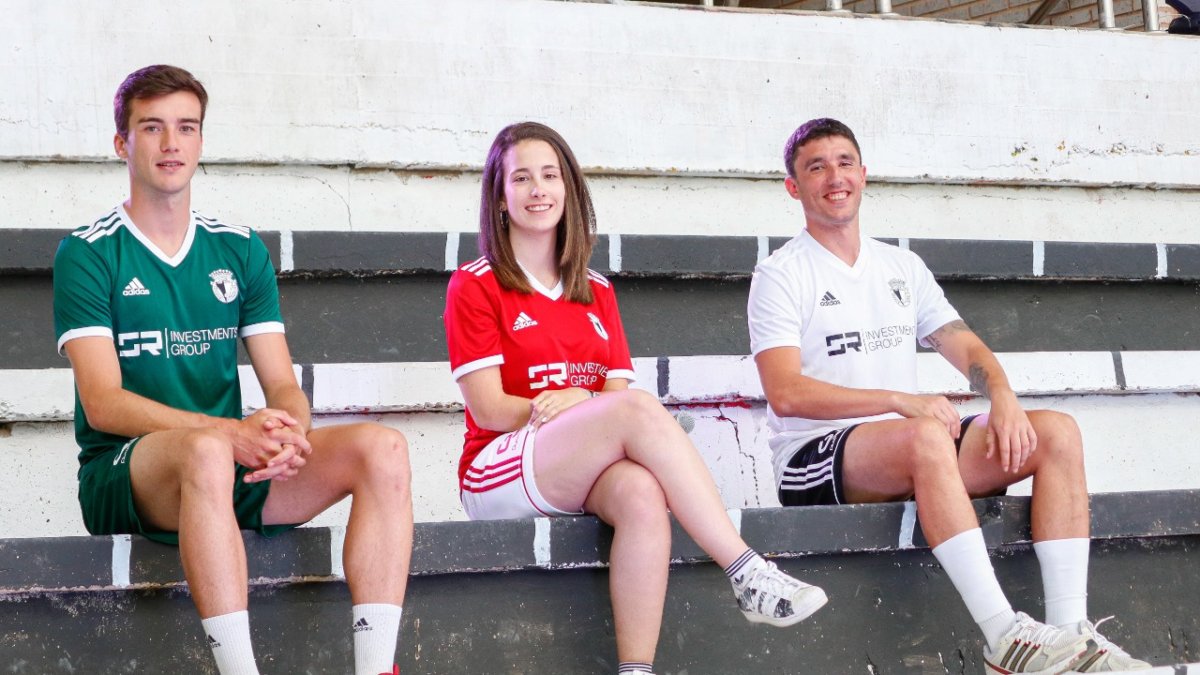Galder Cerrajería, Natalia Mata y Aitor Córdoba posan con la primera, segunda y tercera equipación del Burgos CF. BCF