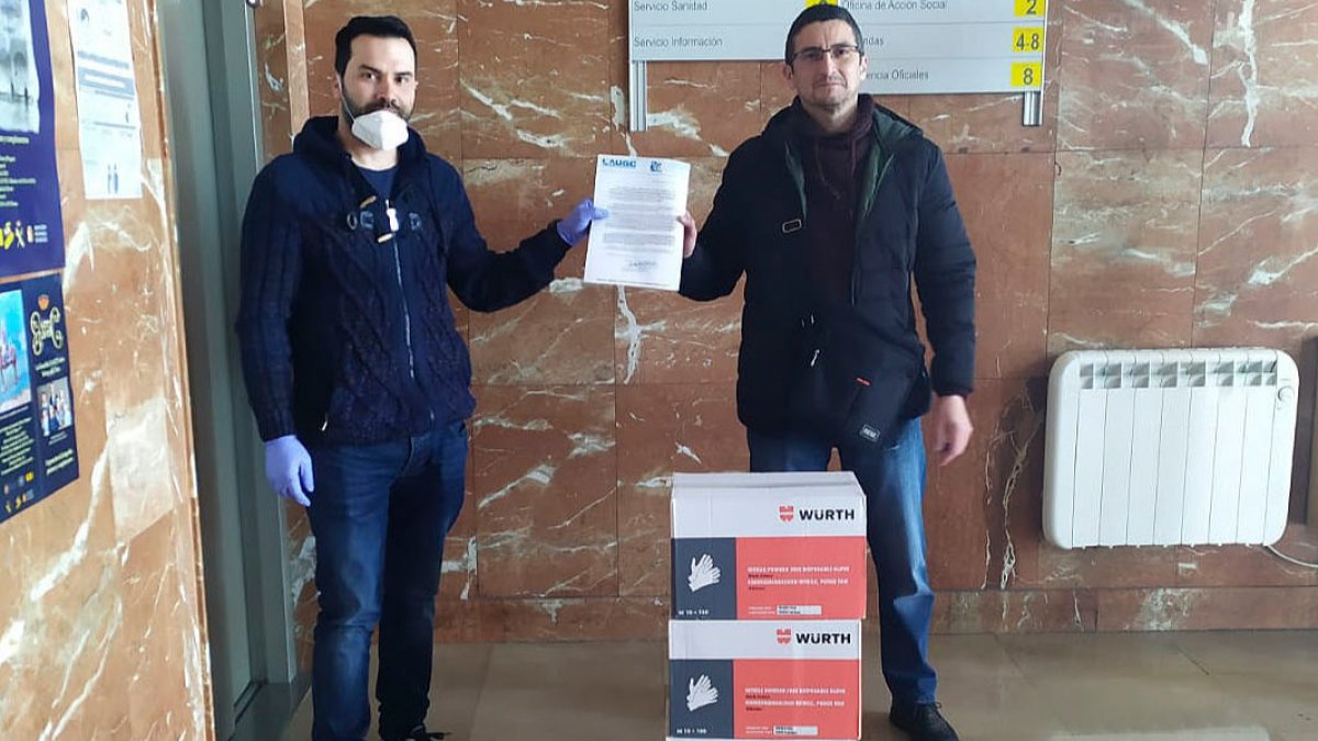 Representantes de AUGC con la donación de GJ Automotive. ECB