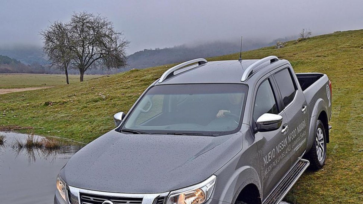 El Nissan Navara mostró sus atractivos en la zona de Quintanar de la Sierra.-HÉCTOR FUSTEL