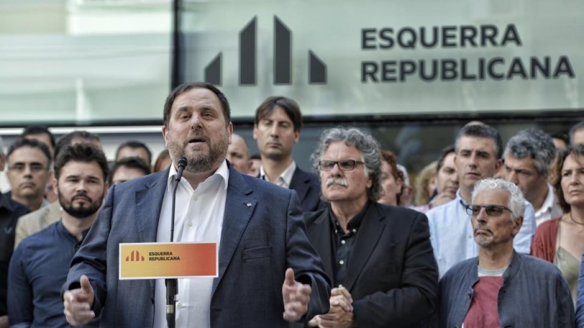 Oriol Junqueras en rueda de prensa en la sede de ERC para comentar el tema de las grabaciones de Jorge Fernández Díaz.-FERRAN SENDRA