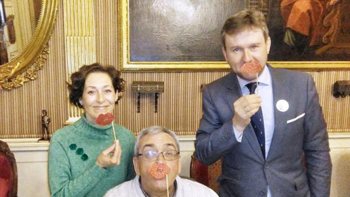 Lacalle se sumaba ayer junto a los responsables de la entidad a lanzar un beso de despedida a la esclerosis múltiple.-AFAEM