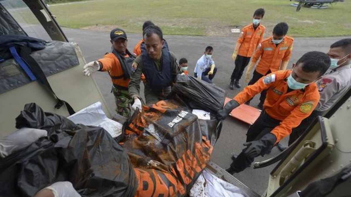 Los equipos de rescate rescatan cuerpos del vuelo QZ8501 de AirAsia.-Foto: POOL/ REUTERS
