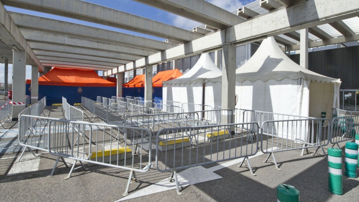 La carpa de triaje se ubica en el aparcamiento de Urgencias del HUBU. ISRAEL L. MURILLO