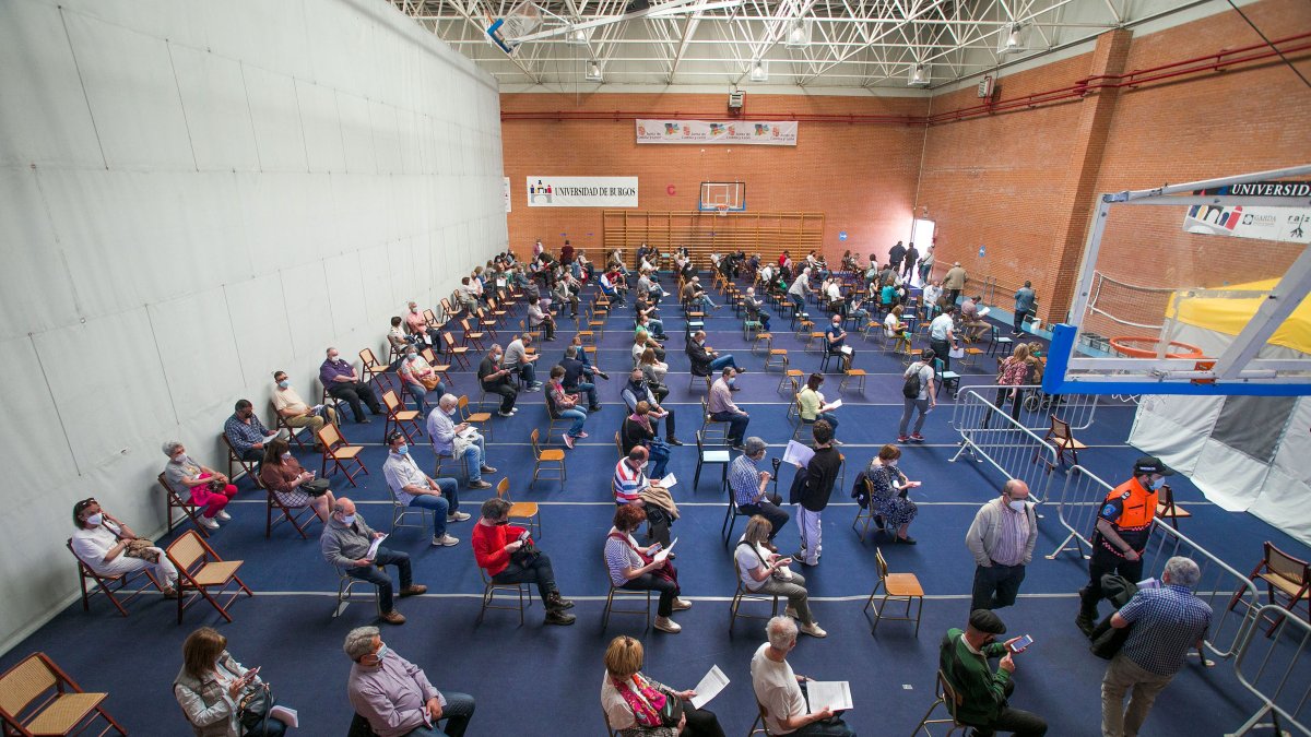 Imagen de la vacunación masiva de ayer en el polideportivo universitario. TOMÁS ALONSO.