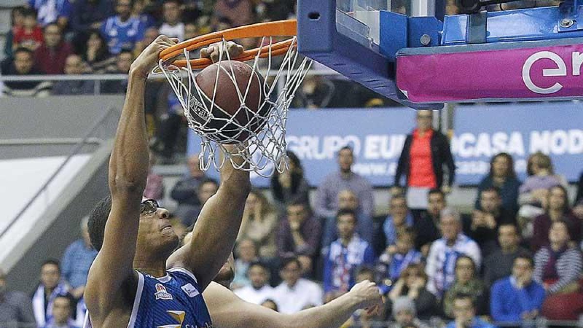 Sebas Saiz realiza un mate ante la mirada de Deon Thompson.-SANTI OTERO