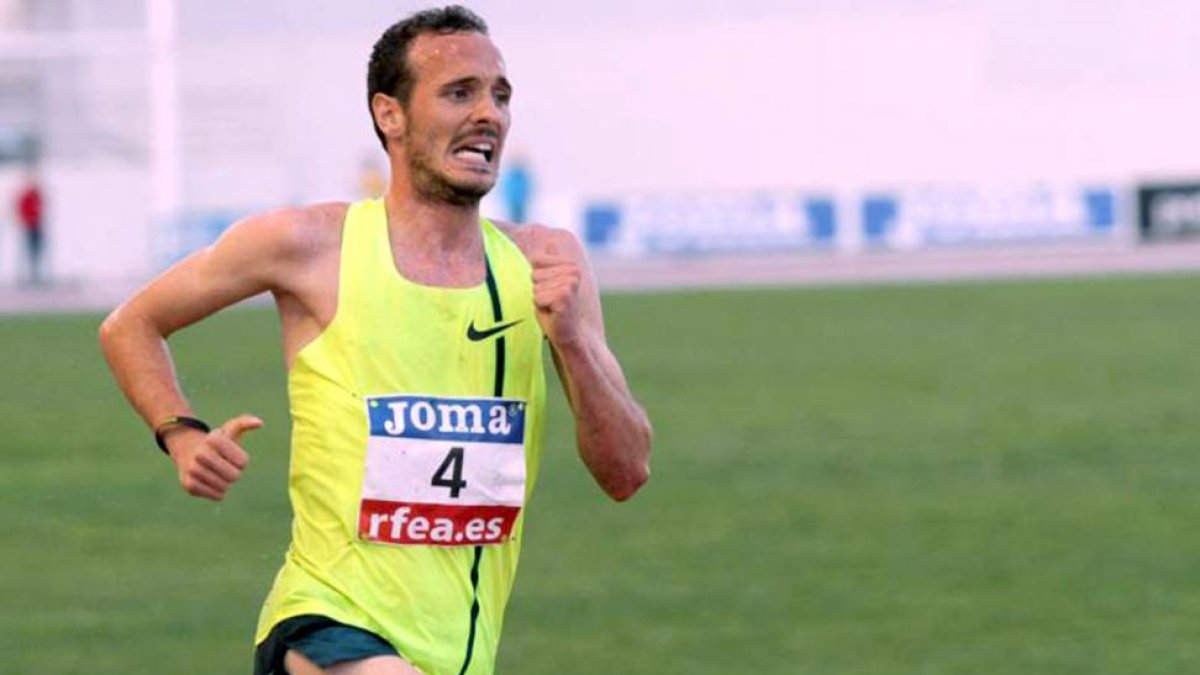 El aragonés AntonioAbadía es el actual campeón de España de campo a través.-