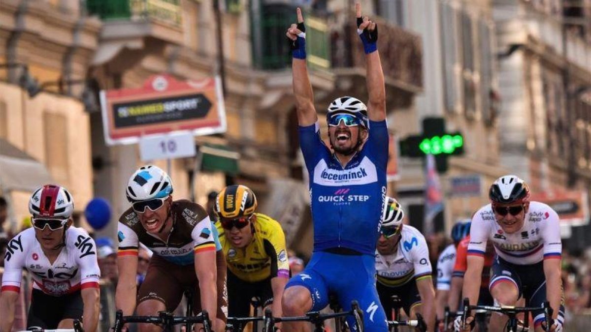 Julian Alaphilippe cruza victorioso la meta de la Milán-San Remo.-AFP / MARCO BERTORELLO