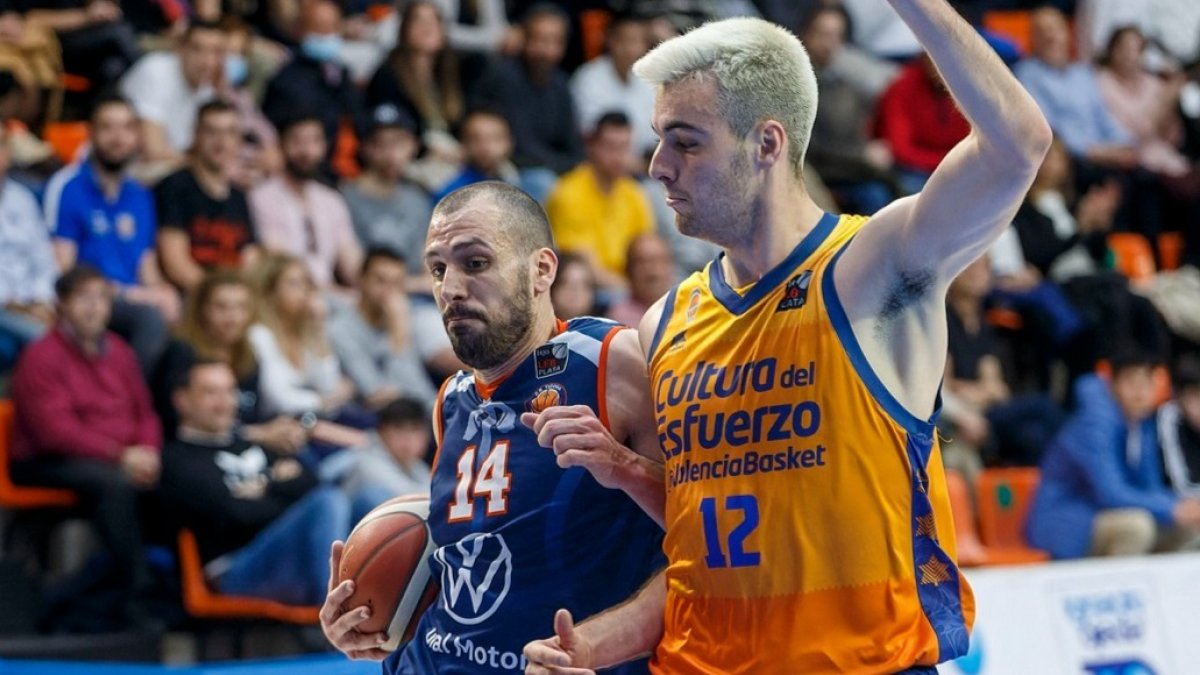Bortolussi fuerza la acción ofensiva. TOMÁS ALONSO