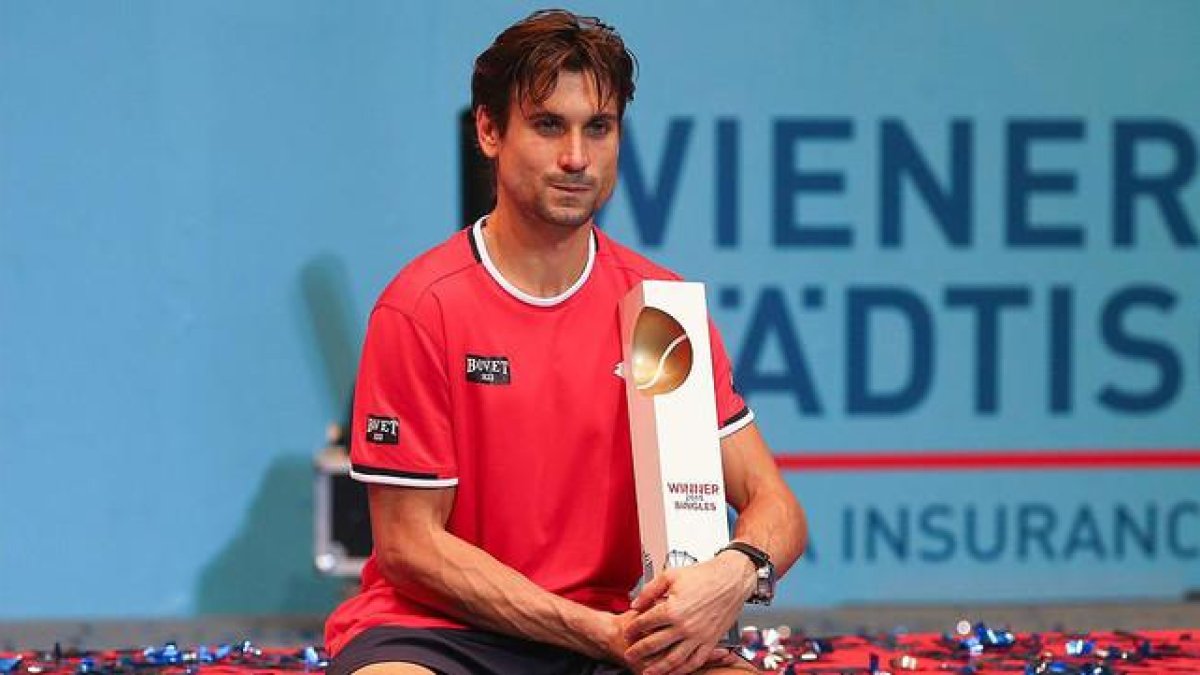 David Ferrer, con el trofeo que lo acredita como ganador del torneo de Viena.-EFE / THOMAS HAUMER