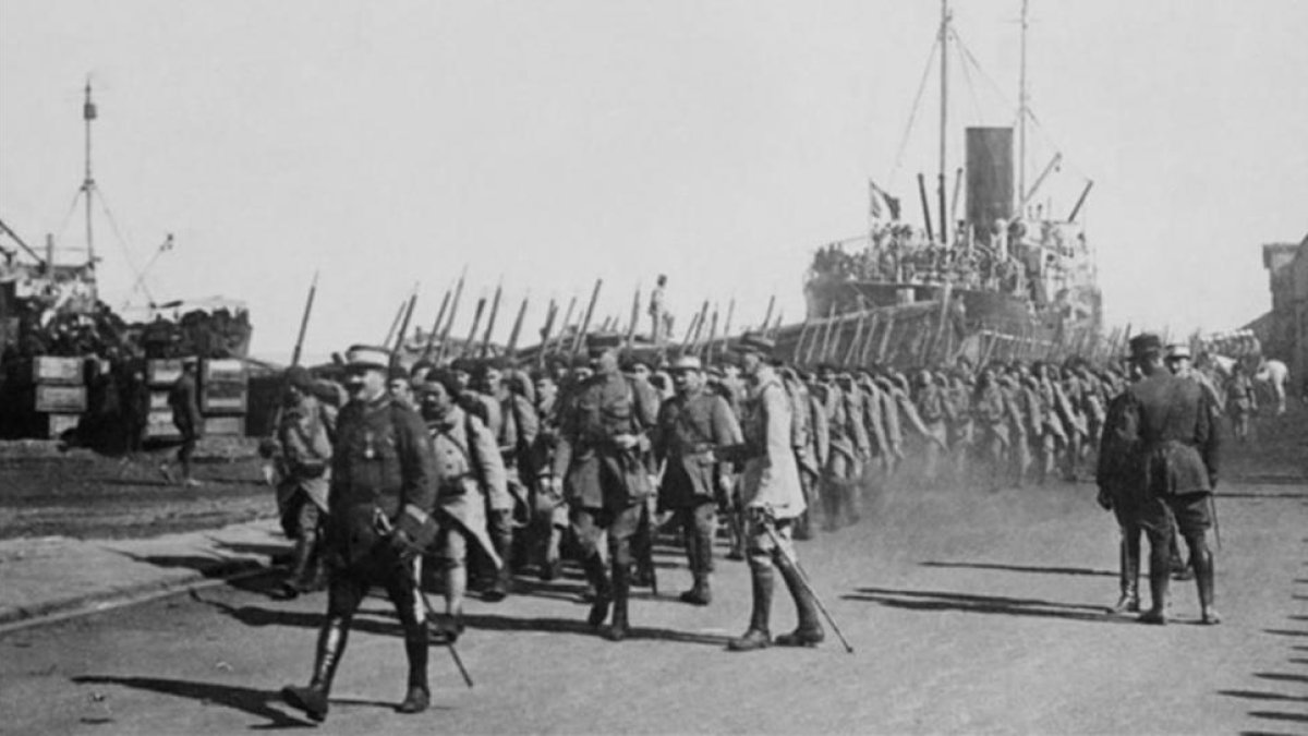 Tropas francesas llegan a Beirut tras las firma de los acuerdos Sykes-Picot.-