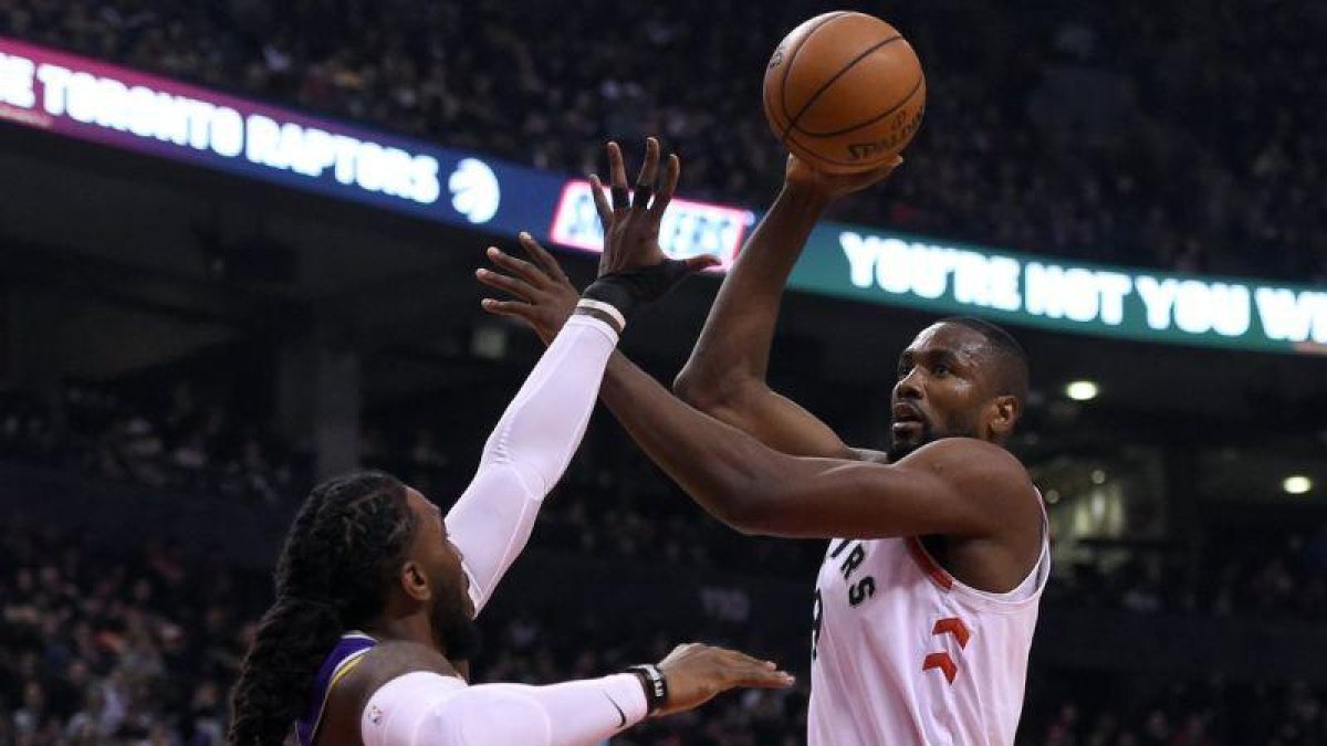 Ibaka, de blanco, en acción.-USA TODAY SPORTS
