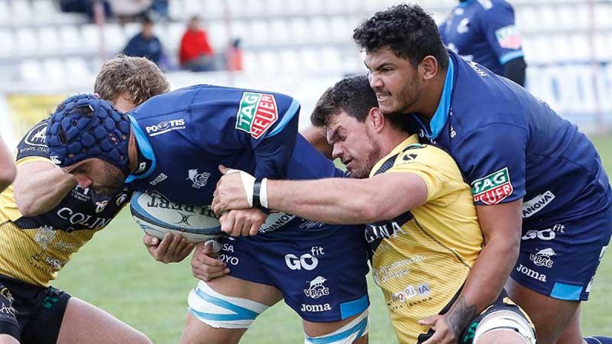 La defensa del Aparejadores RCfrena el avance del VRAC en el choque de la primera vuelta.-EL MUNDO / EL DIARIO DE VALLADOLID