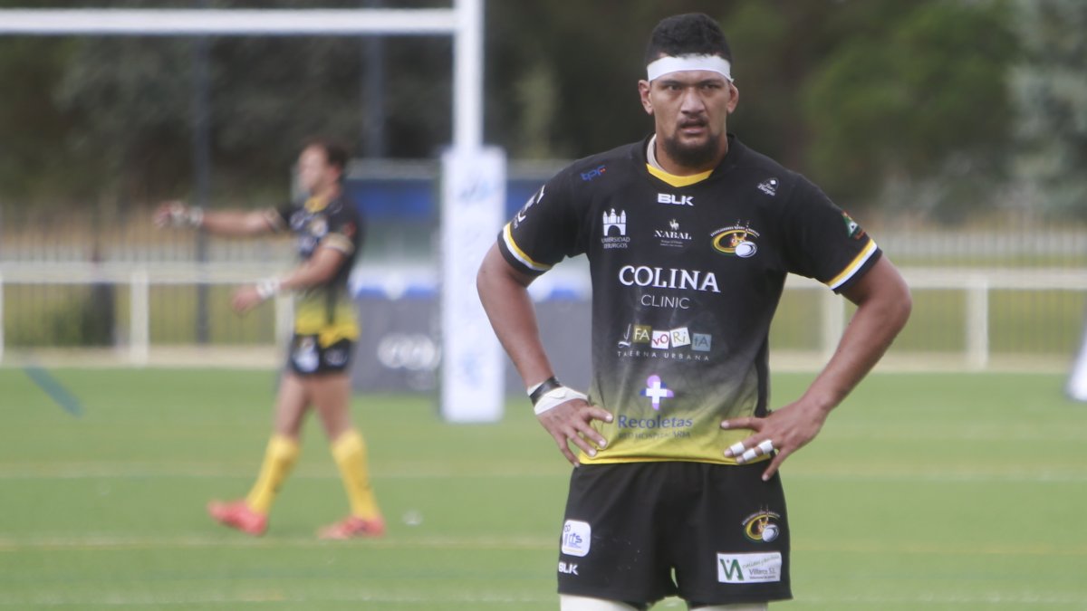 Matamu espera el reinicio del juego durante un partido con la camiseta del UBU Colina Clinic. RAÚL OCHOA