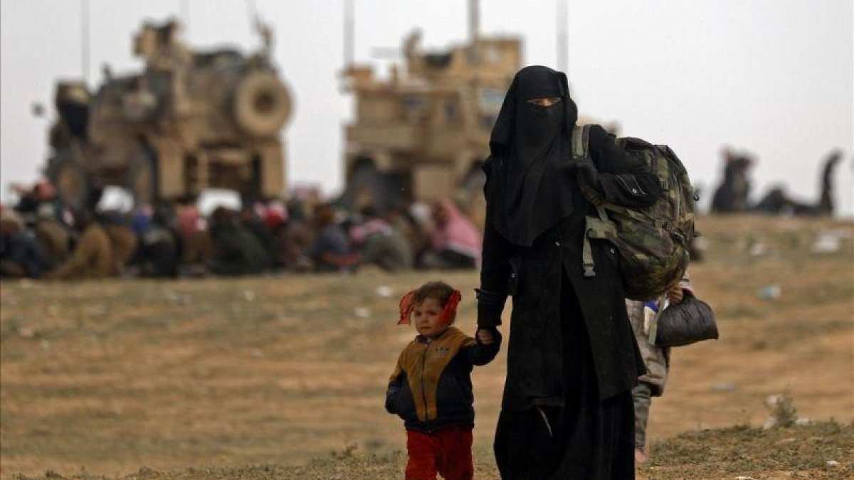 Una madre con sus hijos en territorio yihadista del Estado Islámico.-DELIL SOULEIMAN (AFP)